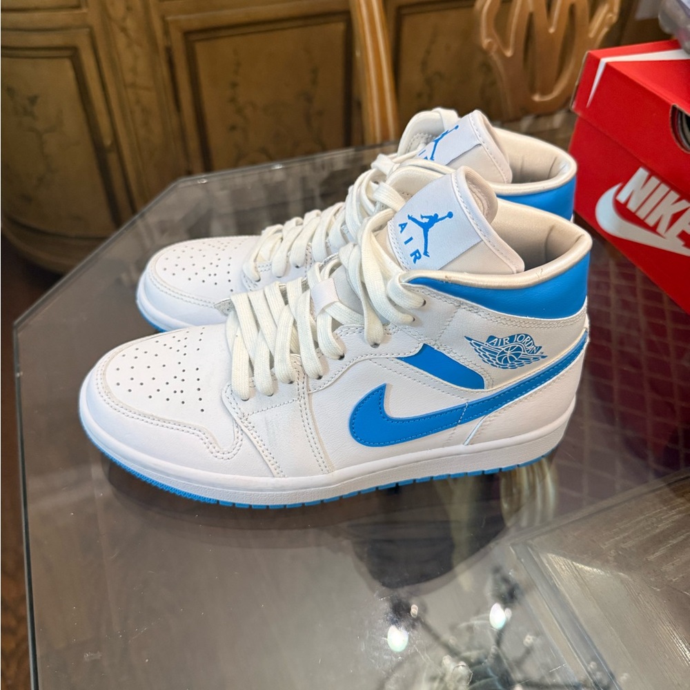 Hardly Used AIR JORDAN 1 MID Womens "UNC" tennis shoes size US 7